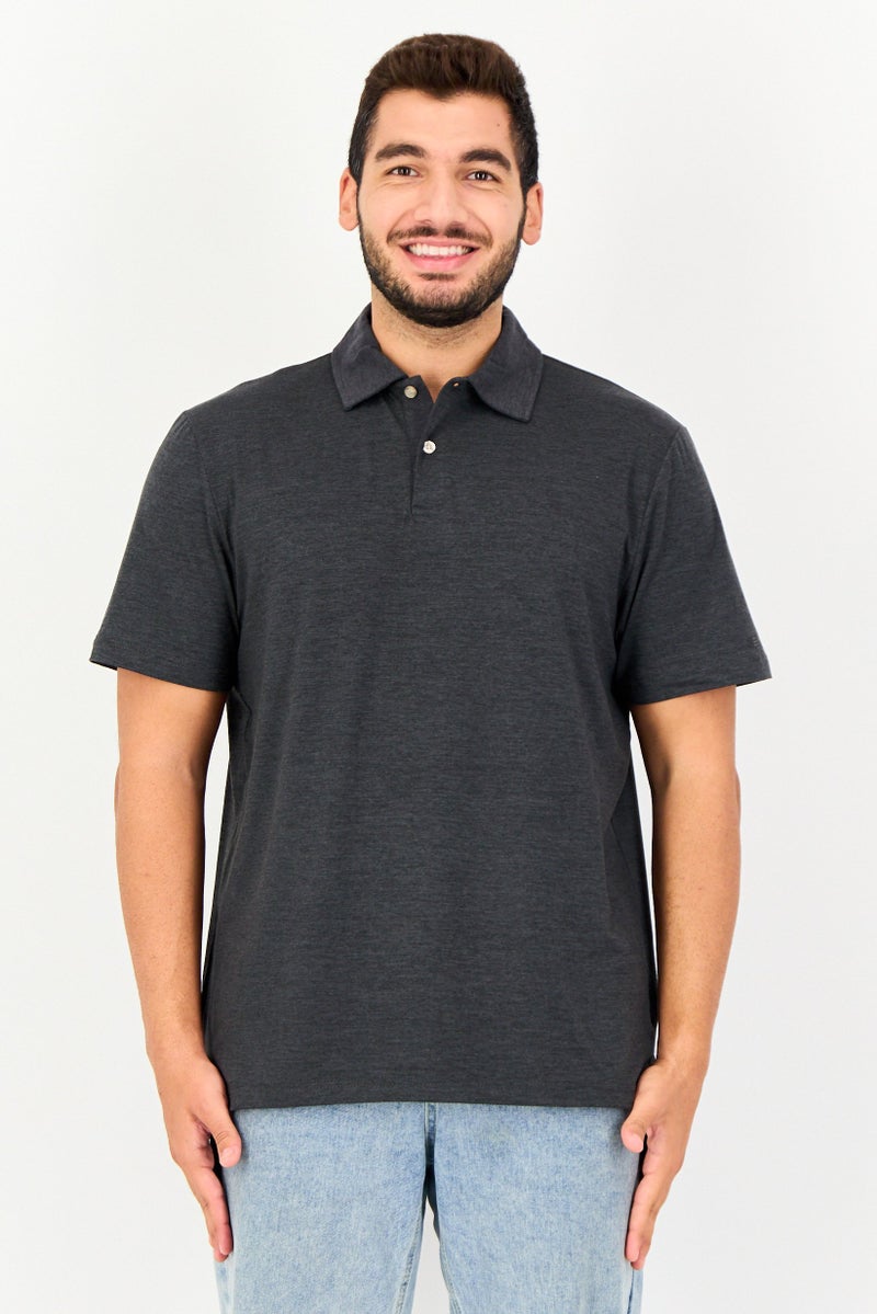 Chaps قميص بولو قصير الأكمام للرجال بتصميم عادي، رمادي فحمي - Image 1